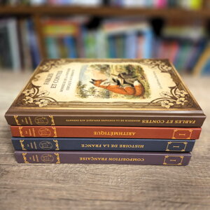 Plusieurs tomes de la collection de manuels scolaires empilés les uns sur les autres